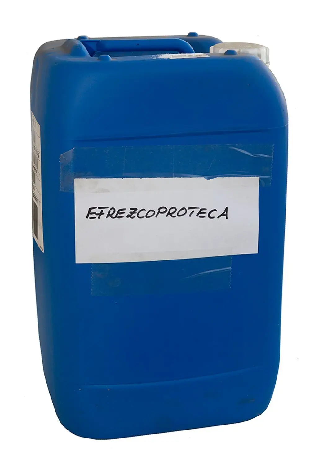 Blaues Kunststofffass mit einem Etikett, auf dem in handschriftlicher Schrift "FIREZCOPROTECA" steht. Das Produkt könnte von Daikin für Frost- und Korrosionsschutz eingesetzt werden.